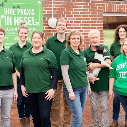 Alle Mitarbeiter auf diesem Foto sind vollständig geimpft